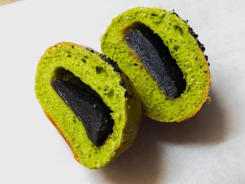 抹茶生地のこしあんパン